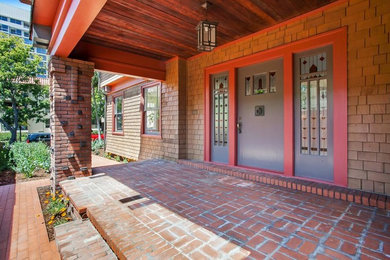 Modelo de terraza de estilo americano de tamaño medio en patio lateral con adoquines de ladrillo