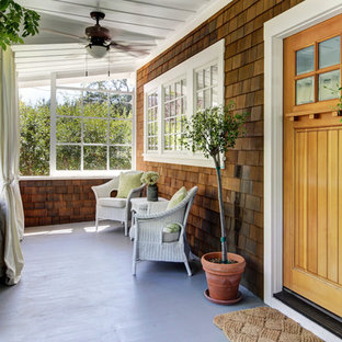 Foto di un portico stile americano con un giardino in vaso e un tetto a sbalzo