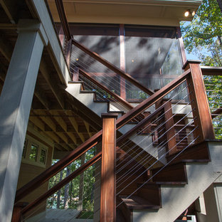 Idee per un portico american style di medie dimensioni e dietro casa con un portico chiuso e pedane