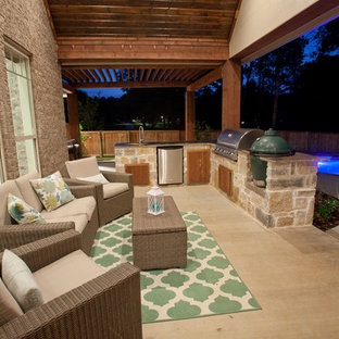 Esempio di un portico american style di medie dimensioni e dietro casa con lastre di cemento e un tetto a sbalzo