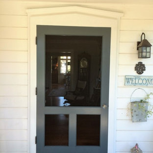 Idee per un grande portico country davanti casa con un tetto a sbalzo