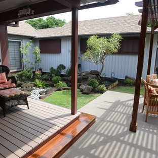 Esempio di un portico etnico dietro casa e di medie dimensioni con pedane, fontane e una pergola