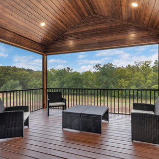 Idee per un patio o portico stile americano di medie dimensioni e dietro casa con un portico chiuso e un tetto a sbalzo