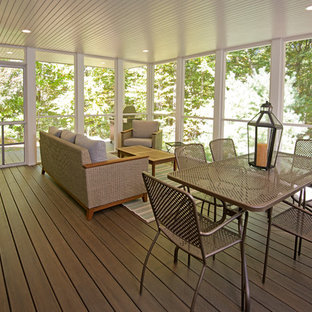 Immagine di un portico boho chic di medie dimensioni e dietro casa con un portico chiuso, pedane e un tetto a sbalzo