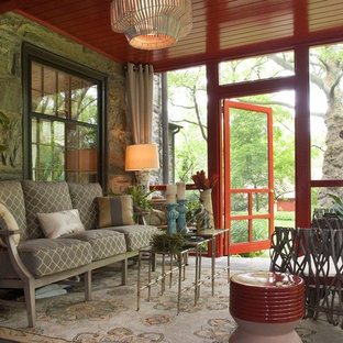 Foto di un piccolo portico boho chic dietro casa con un tetto a sbalzo, un portico chiuso e pavimentazioni in pietra naturale