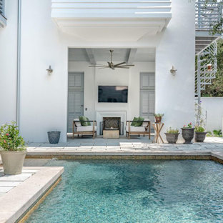 Foto di un portico chic dietro casa con un caminetto e pavimentazioni in cemento