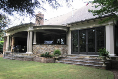 Пример оригинального дизайна: большая веранда на заднем дворе в стиле рустика с летней кухней, покрытием из плитки и навесом