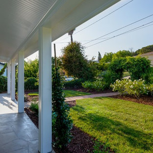 Idee per un portico stile marinaro di medie dimensioni e davanti casa con un tetto a sbalzo