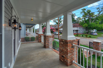 Modelo de terraza de estilo americano en patio delantero y anexo de casas con losas de hormigón