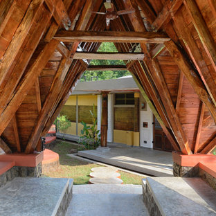 Immagine di un grande portico country davanti casa con pavimentazioni in pietra naturale