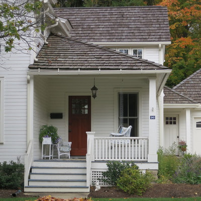 This is an example of a traditional porch design in Cleveland with a roof extension.