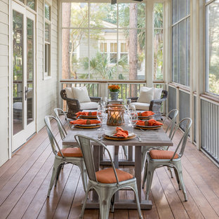 Ispirazione per un patio o portico country con un portico chiuso, pedane e un tetto a sbalzo