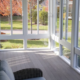 Ispirazione per un piccolo portico costiero davanti casa con un portico chiuso, pedane e un tetto a sbalzo