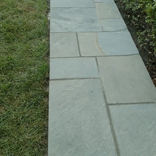 Immagine di un portico american style di medie dimensioni e davanti casa con pavimentazioni in pietra naturale