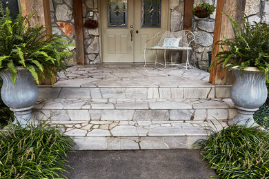 На фото: маленькая веранда на переднем дворе в классическом стиле с покрытием из каменной брусчатки и навесом для на участке и в саду