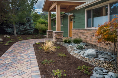 Imagen de terraza de estilo americano de tamaño medio en patio delantero con adoquines de piedra natural