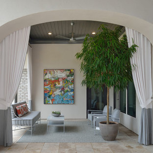 Idee per un portico eclettico di medie dimensioni e dietro casa con piastrelle e un tetto a sbalzo