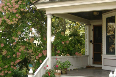 Ejemplo de terraza clásica en patio delantero y anexo de casas