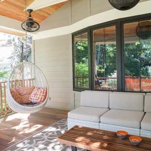 Immagine di un patio o portico minimalista di medie dimensioni e davanti casa con pedane e un tetto a sbalzo