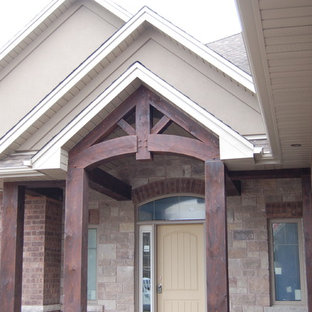 Esempio di un portico american style di medie dimensioni e davanti casa con un tetto a sbalzo