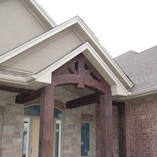 Idee per un portico stile americano di medie dimensioni e davanti casa con un tetto a sbalzo