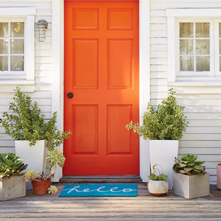 Esempio di un portico stile americano di medie dimensioni e davanti casa con un giardino in vaso e pedane