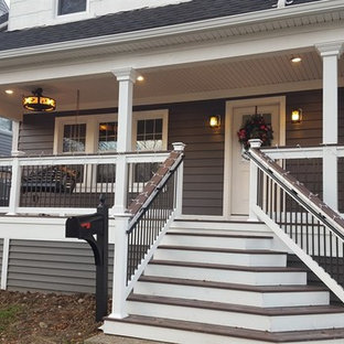 Ispirazione per un portico american style di medie dimensioni e davanti casa con un tetto a sbalzo e pedane