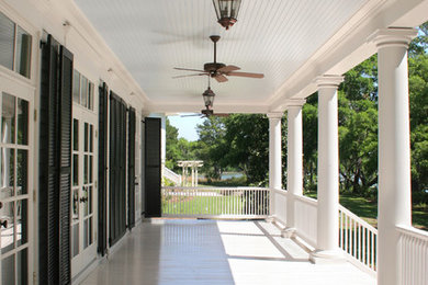 Inspiration for a large timeless front porch remodel in Atlanta with decking and a roof extension