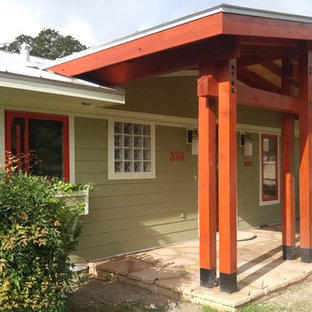 Esempio di un grande portico etnico davanti casa con pavimentazioni in pietra naturale e un parasole