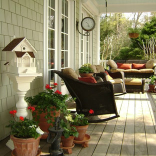 Inspiration for a timeless porch remodel in Wilmington with decking