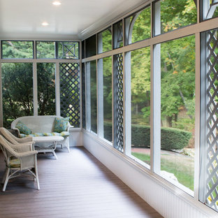 Foto di un portico american style davanti casa con un portico chiuso e un tetto a sbalzo