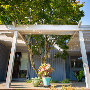 Idee per un portico etnico di medie dimensioni e davanti casa con pedane e una pergola