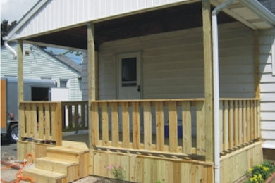 Idéer för en veranda framför huset, med trädäck och takförlängning