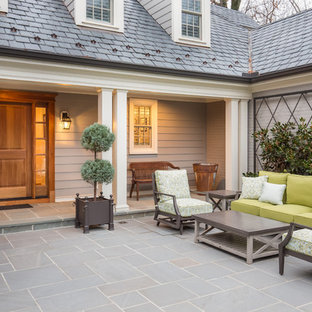 Immagine di un portico classico davanti casa con un giardino in vaso