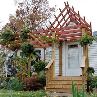 Esempio di un portico boho chic di medie dimensioni e davanti casa con pedane e una pergola