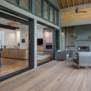Idee per un portico contemporaneo dietro casa con un portico chiuso, pedane e un tetto a sbalzo