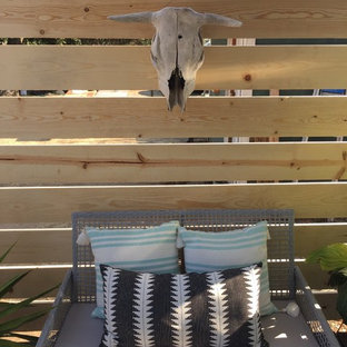 Foto di un piccolo portico industriale davanti casa con una pergola