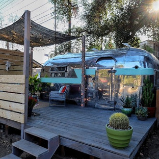 Idee per un piccolo patio o portico industriale davanti casa con un parasole