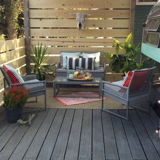 Idee per un piccolo patio o portico industriale davanti casa con una pergola