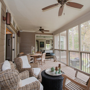 Immagine di un portico american style di medie dimensioni e dietro casa con un caminetto, pedane e un tetto a sbalzo