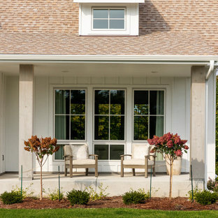 Idee per un portico country con lastre di cemento e un tetto a sbalzo