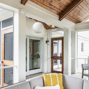 Foto di un grande portico tradizionale dietro casa con un caminetto, pedane e un tetto a sbalzo