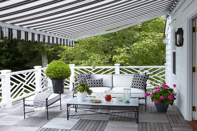 Diseño de terraza clásica con entablado y toldo
