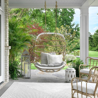 Idee per un grande portico davanti casa con un tetto a sbalzo