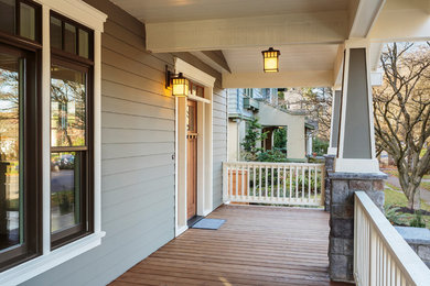 Inspiration pour un porche d'entrée de maison avant traditionnel de taille moyenne avec une dalle de béton et une extension de toiture.