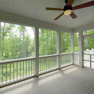 Immagine di un portico american style di medie dimensioni e dietro casa con un tetto a sbalzo, un portico chiuso e pedane