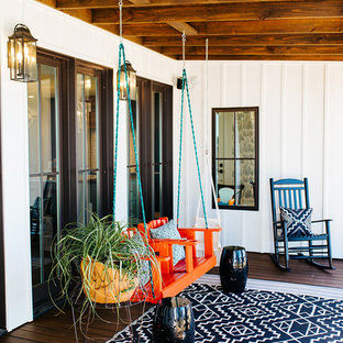 Immagine di un grande patio o portico country con pedane, un tetto a sbalzo e un giardino in vaso