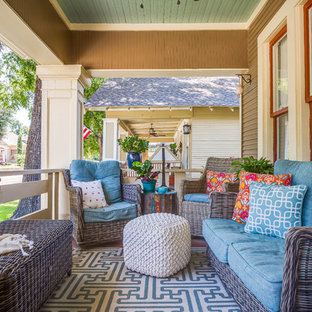 Esempio di un piccolo portico american style davanti casa con un tetto a sbalzo e pedane