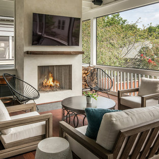 Foto di un portico stile americano di medie dimensioni e dietro casa con pedane e un tetto a sbalzo