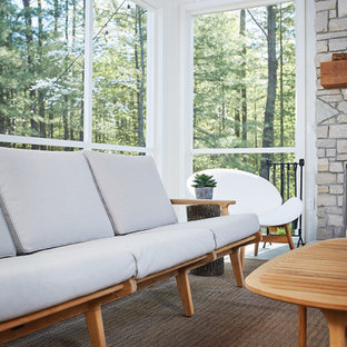 Idee per un grande patio o portico minimalista nel cortile laterale con un portico chiuso, lastre di cemento e un tetto a sbalzo